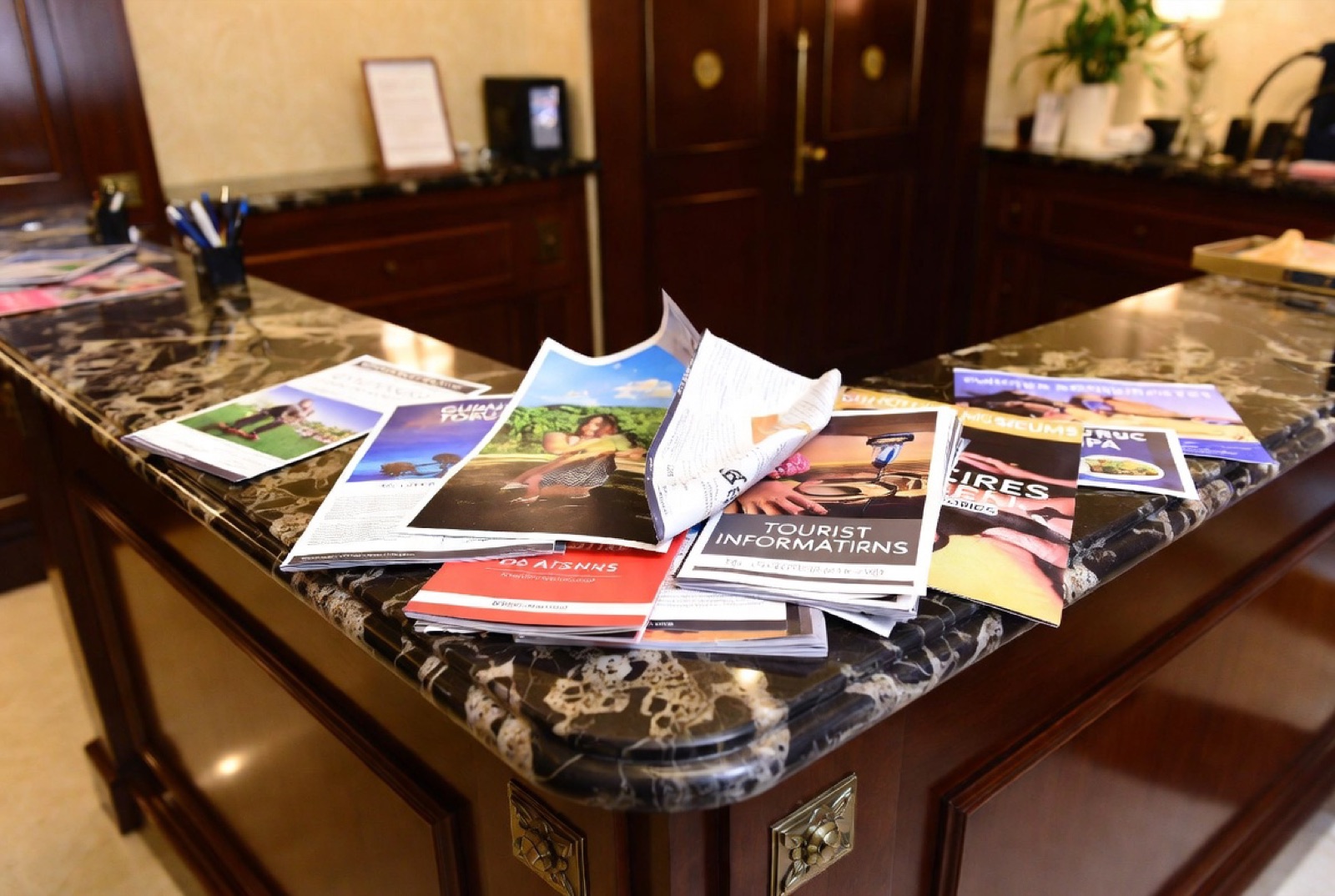 Flyers, cartes papier et paperasses d'hôtel